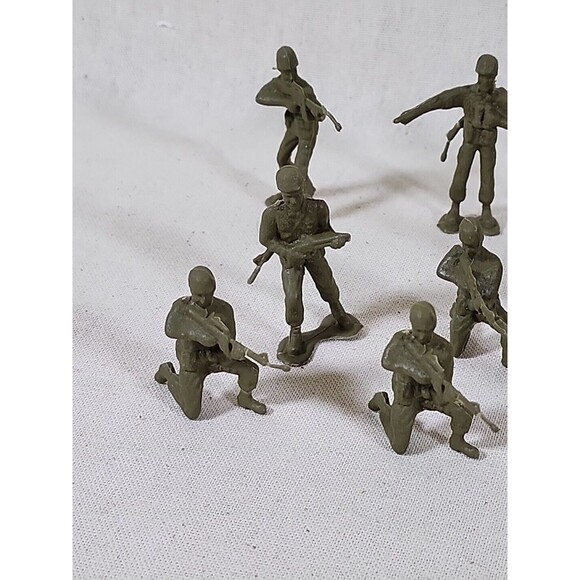 Vintage Lot Of 19 Military Plastic Toy Figures - Picture 9 of 10